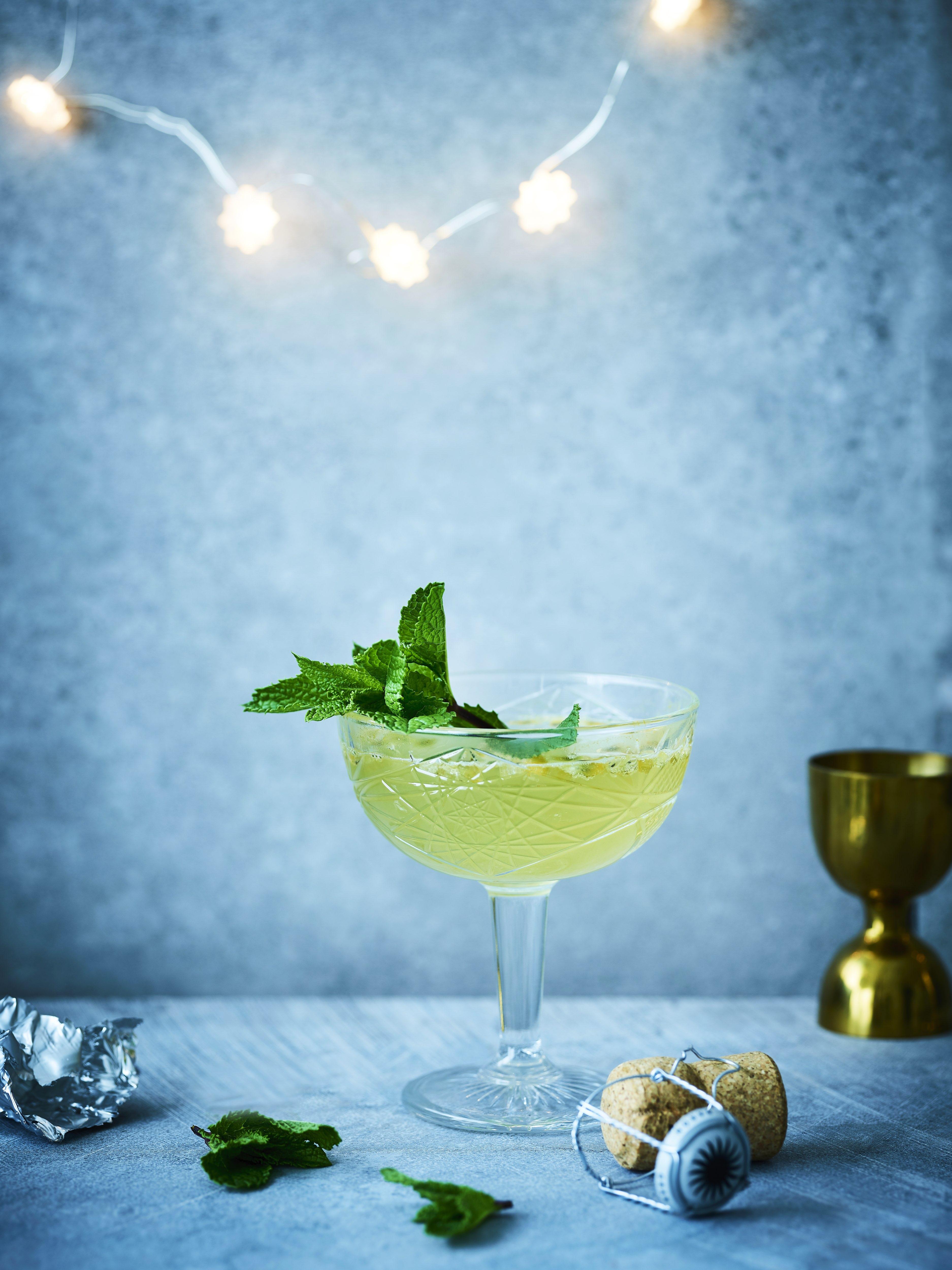 Cocktail met cava, passievrucht en munt
